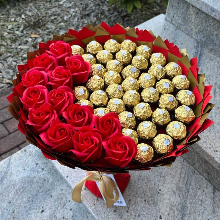 Prezent na 40 Urodziny. Bukiet Ferrero Rocher 40 szt. i róże. Ślub