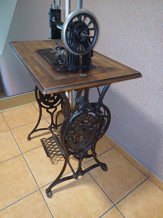 Stara maszyna Naumann z zeliwną podstawą