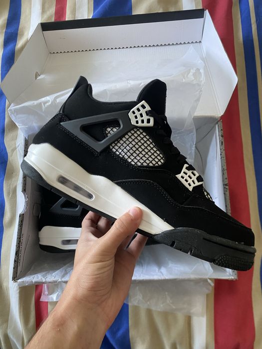 Air Jordan 4 Preros e Brancos 43