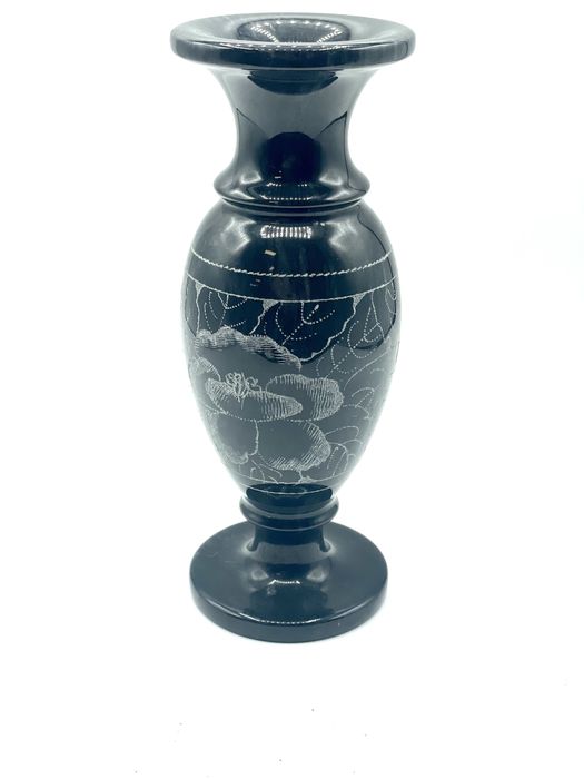 Jarra antiga em pedra marmore preto