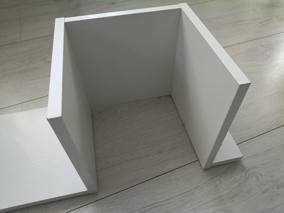 Biała ścienna półka na książki itp