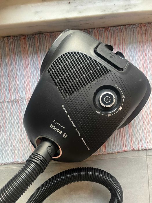 Aspirador Bosch Série 2  em excelente estado de funcionamento. Saco para o aspirador oferecido.