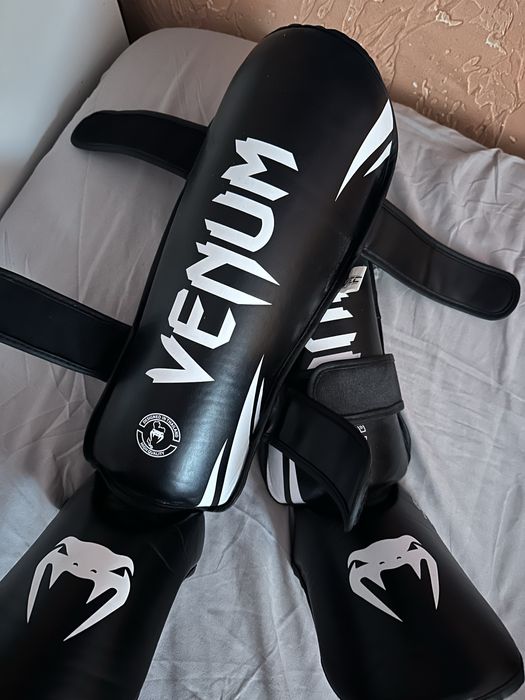 Захисні наклдаки на ноги Venum