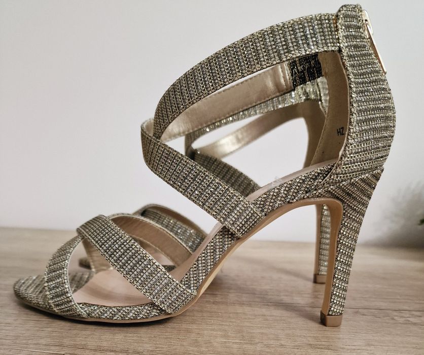 Sandałki na obcasie "New Look"