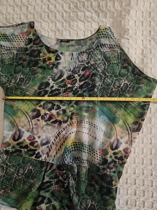 Blusa sem manga e assimétrica