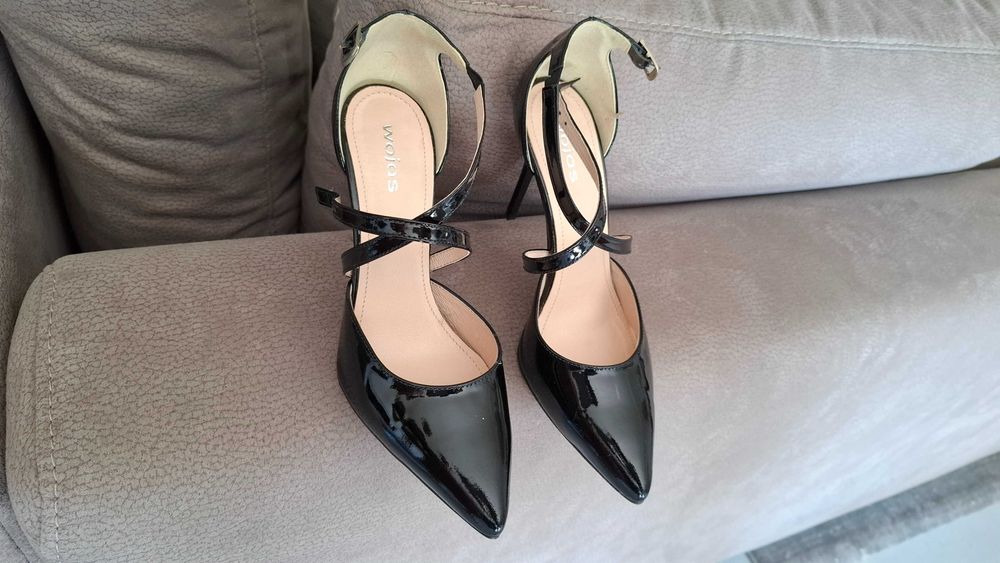Czarne buty lakierowane na obcasie