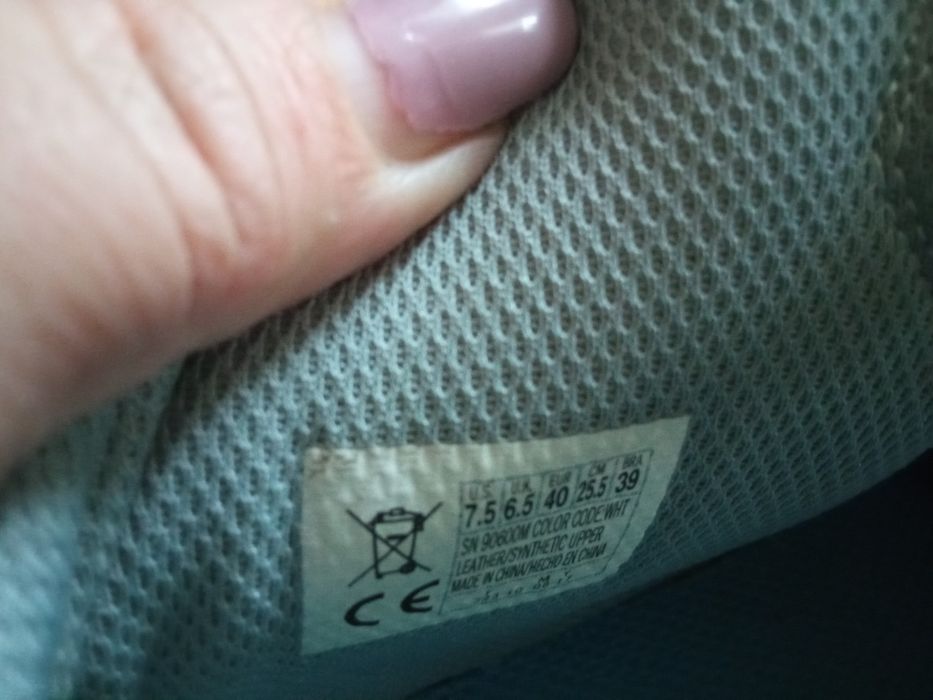 Продам ботинки женские.