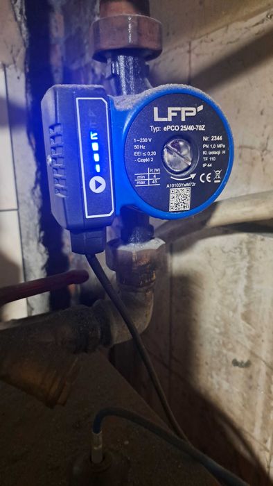 Regulator pracy oraz pompa do pieca CO.