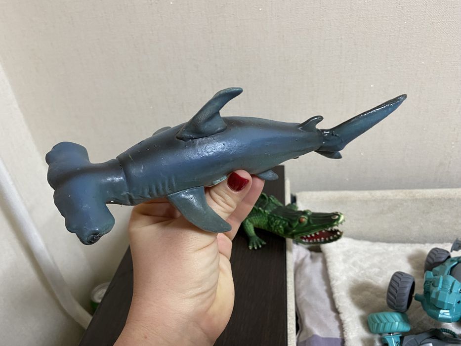 Акула молот, крокодил, дитячі іграшки. Динозавр голова