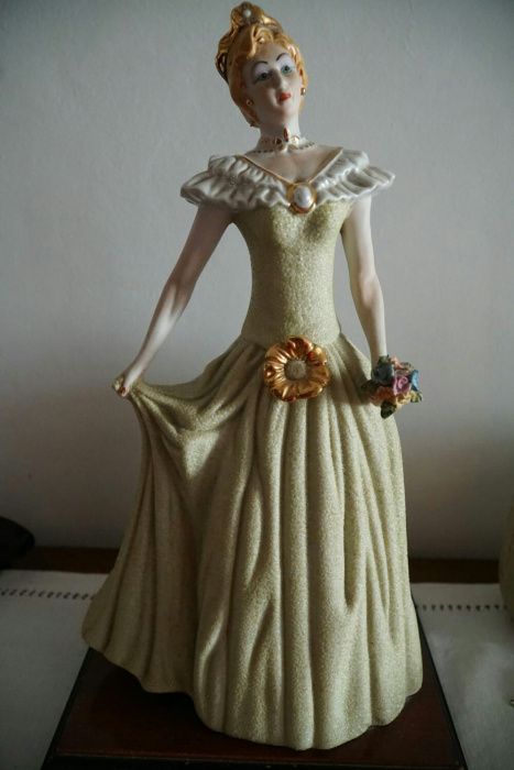 Boneca com base em madeira