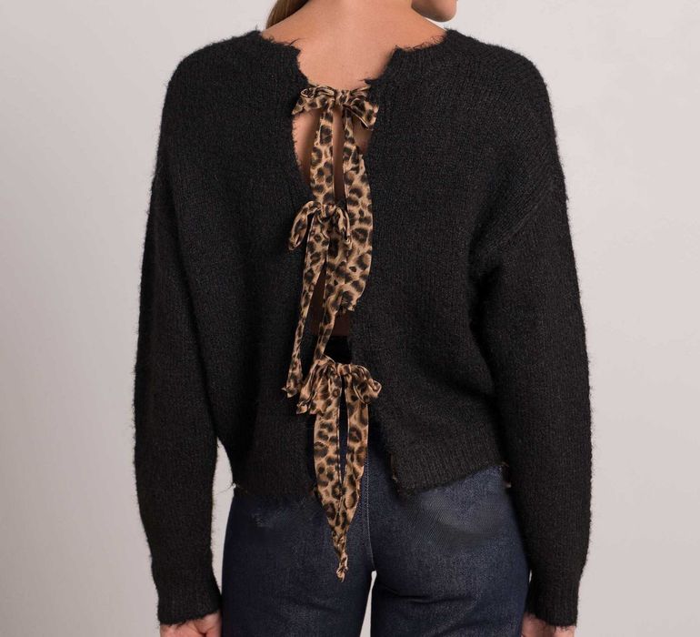 Sweter z kokardkami w princie panterki na plecach