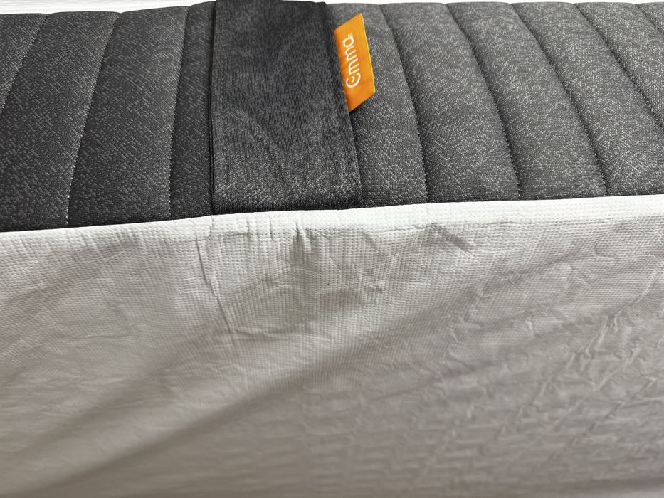 Colchão Emma Original Pro+ 140x190 + Cama Casal com estrado e boa arrumação
