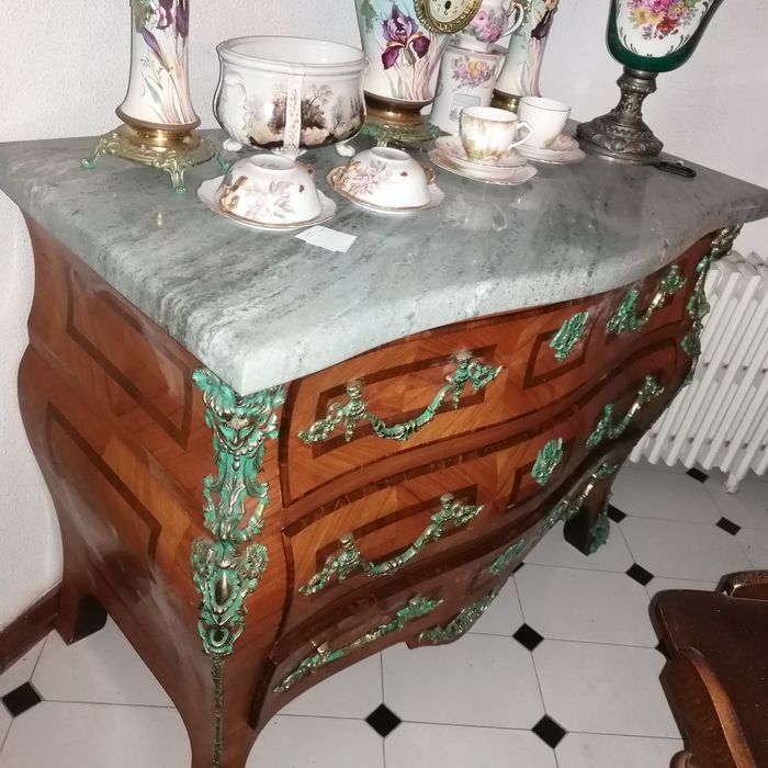 cómoda com tampo de mármore