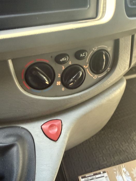 Опель Віваро 2002 рік