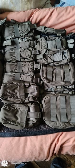 Жилет розвантажувальний+підсумки.Стан новий.