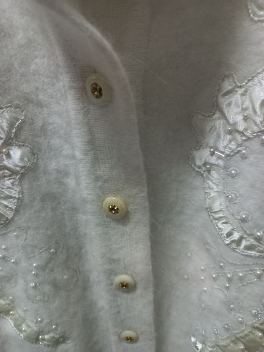 Casaco branco novo em angorá e lamb wool com aplicações