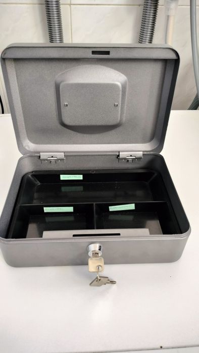 Pequeno cofre metálico