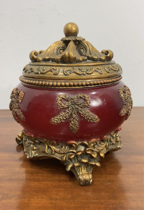 Invulgar bomboneira.