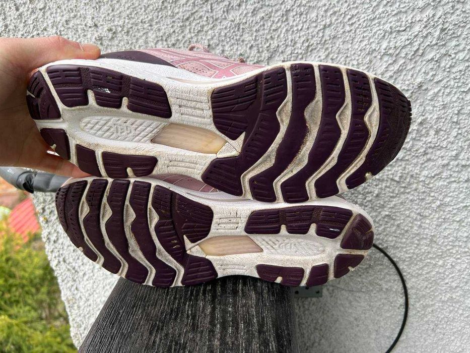 Кросівки ASICS Gel-Kayano 28