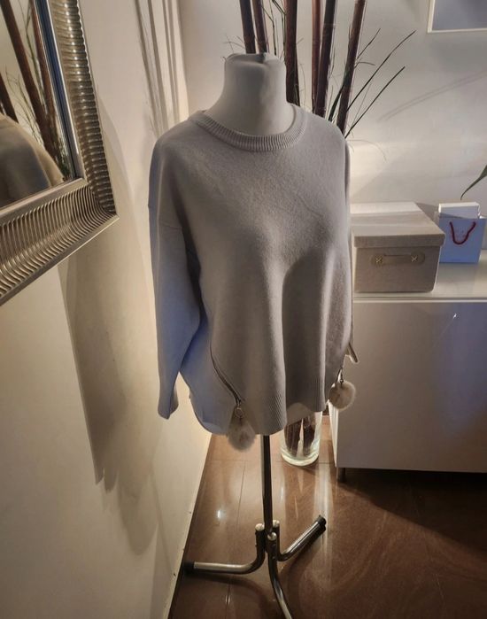 Sweter damski pompony