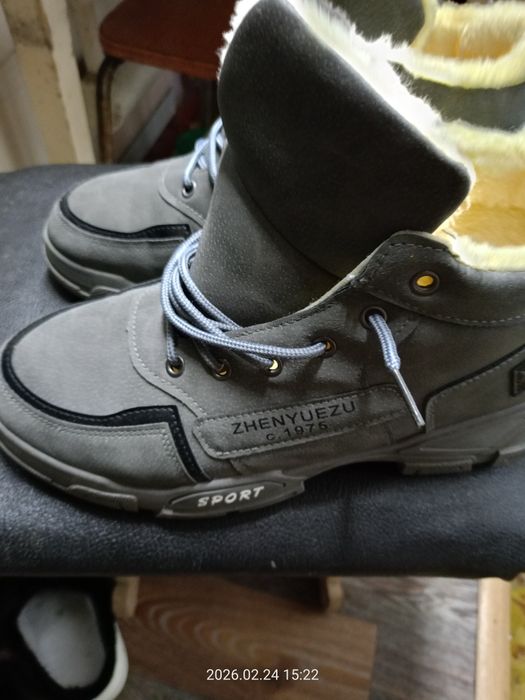 Продам ботинки сірі