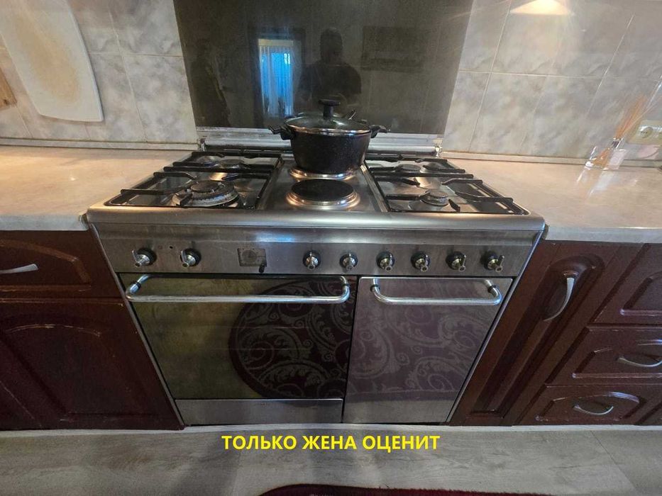 Есть всё. Дом с бомбоубежищем, баня, мастерская, вся мебель