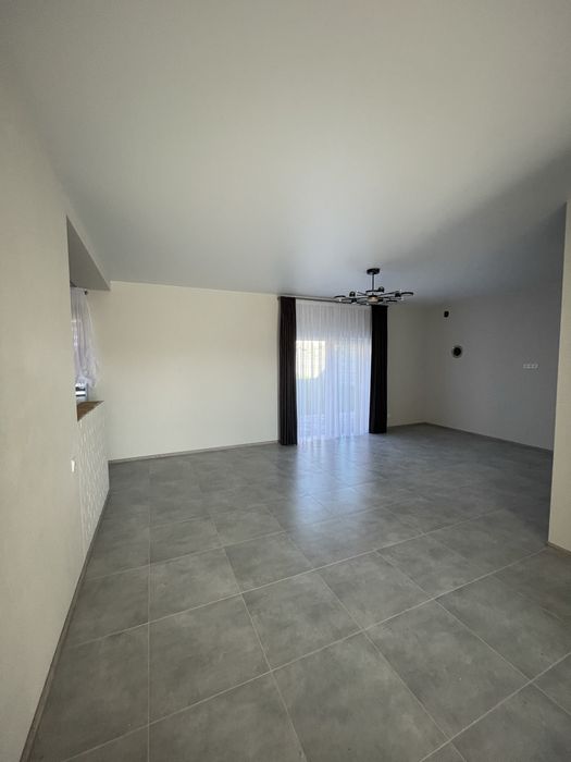 Котедж з ремонтом та великою ділянкою