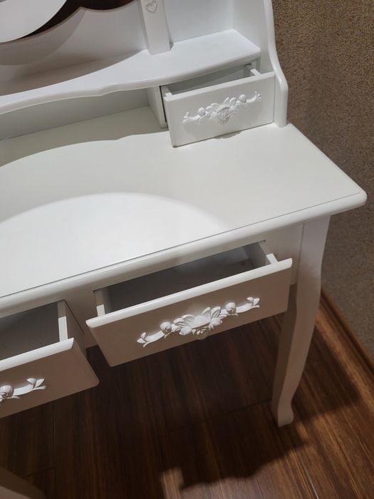 Toaletka z lustrem i szufladami