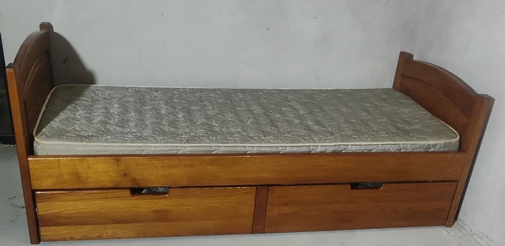 Ліжко дубове з висувною шухлядою на два спальні місця+2 матраци