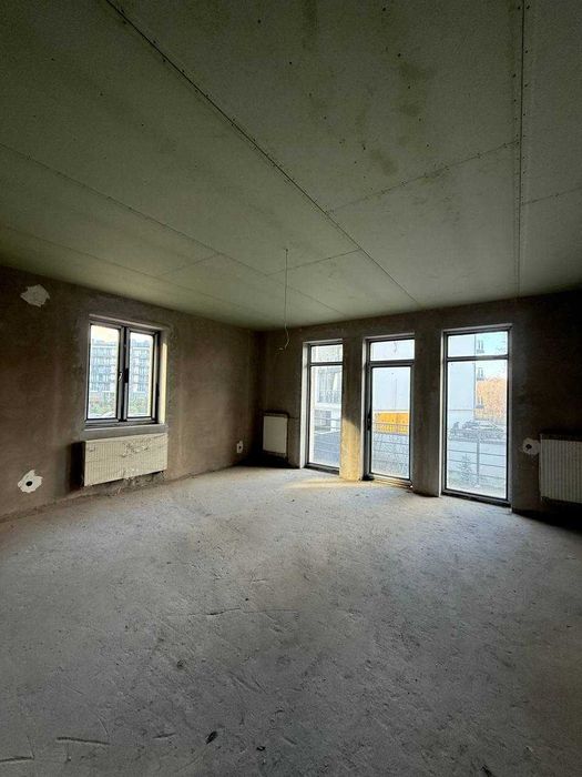 Продаж котеджу по ЄВідновлення в Брюховичах, з виглядом на озеро.