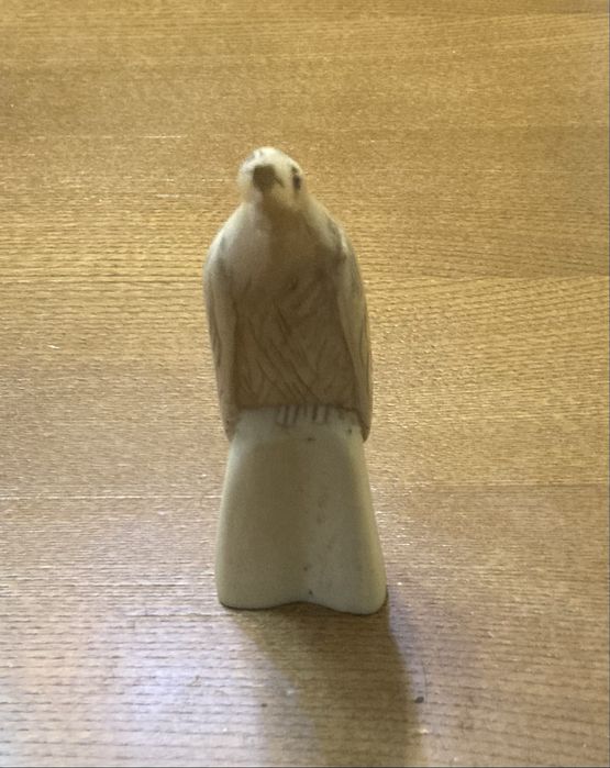 Ave em material nobre