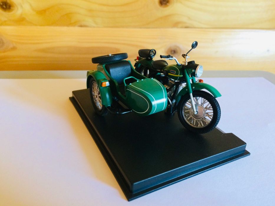 Модель мотоцикла 1:24,та Nissan Skylin (на запчастини ) можливий обмін