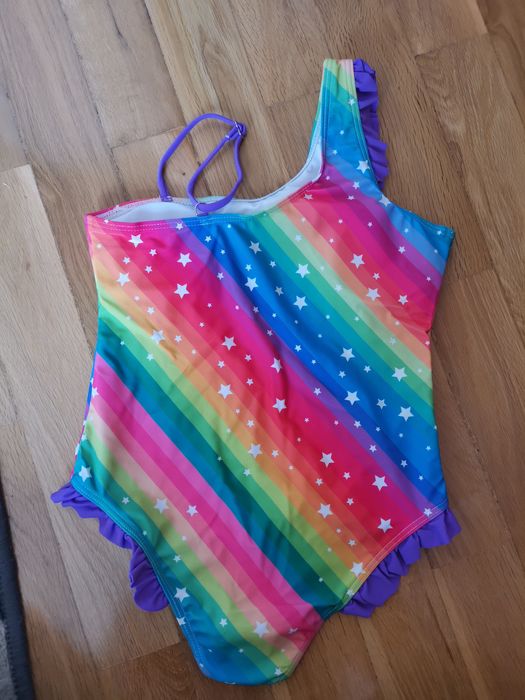Fato de banho novo, cores arco iris com estrelas. Tamanho 140 cm
