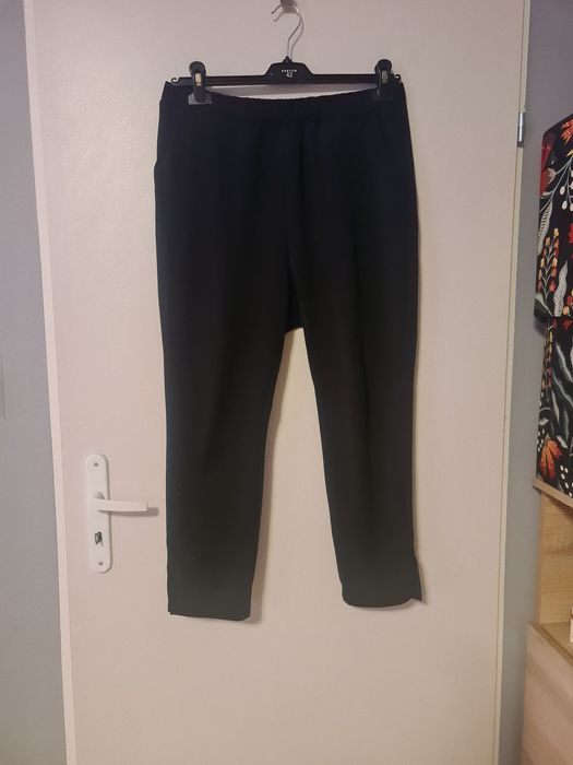 Czarne spodnie do kostek.