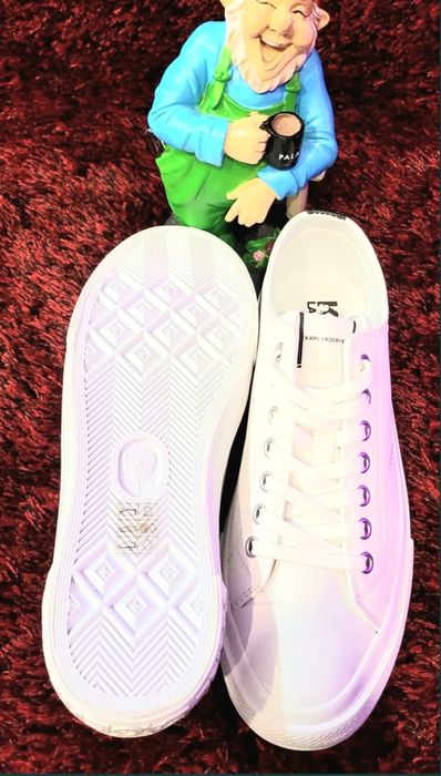 Sapatilhas KARL LAGERFELD. couro. Tamanho 40. 200€