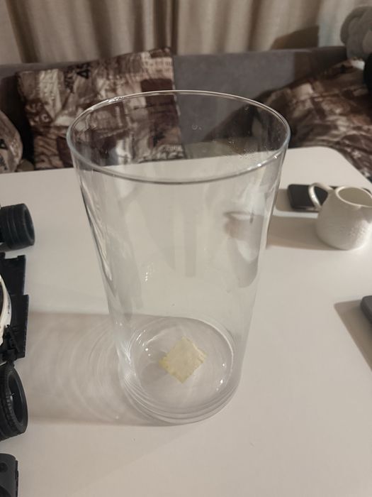 Ваза для квітів скляна.