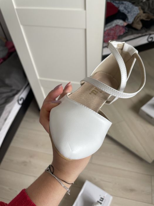 Perłowe białe czółenka na słupku ślubne 35 Brilu skóra naturalna