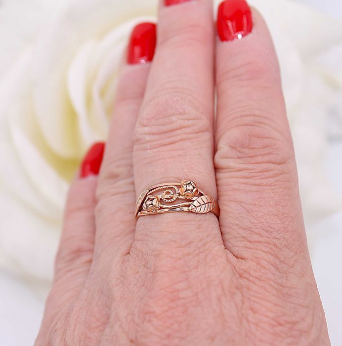 Złoty pierścionek p.585/2,44g z kwiatuszkami na froncie