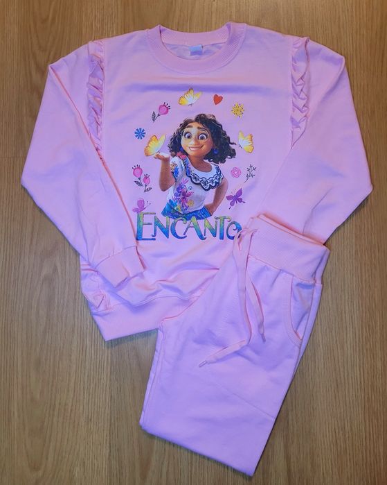 Varios conjuntos de fatos de treino