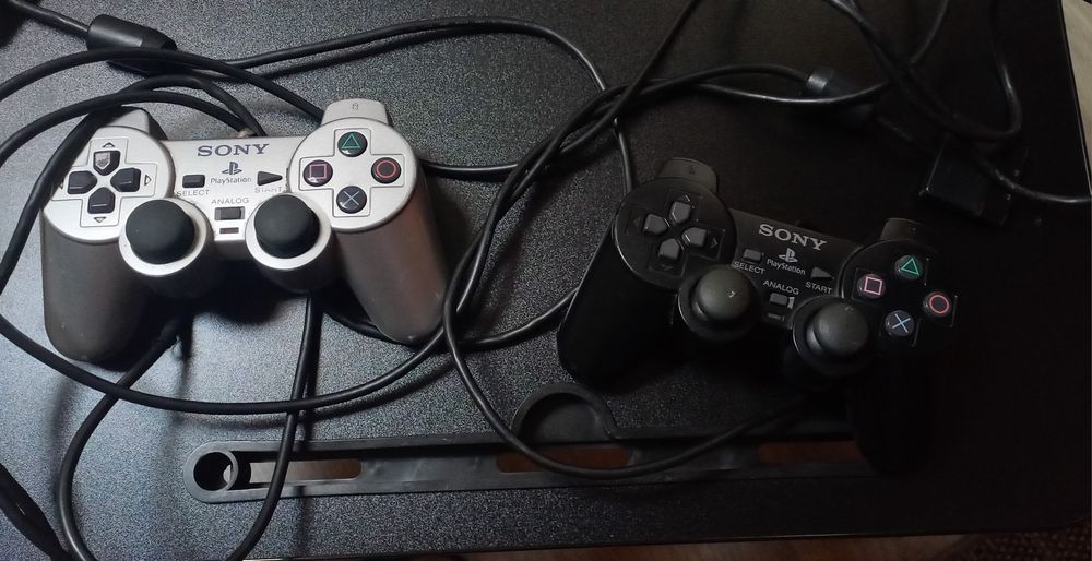 2  comandos originais PS2 por 20€