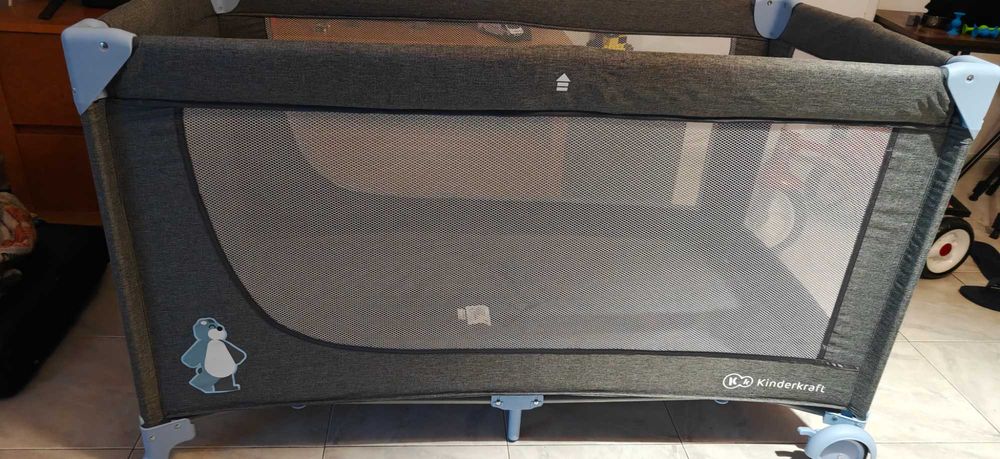 Cama de viagem cinza e azul