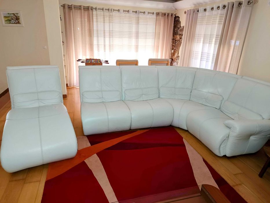 Sofá em pele branca de canto de 6 lugares e chaise longue - desc 30%