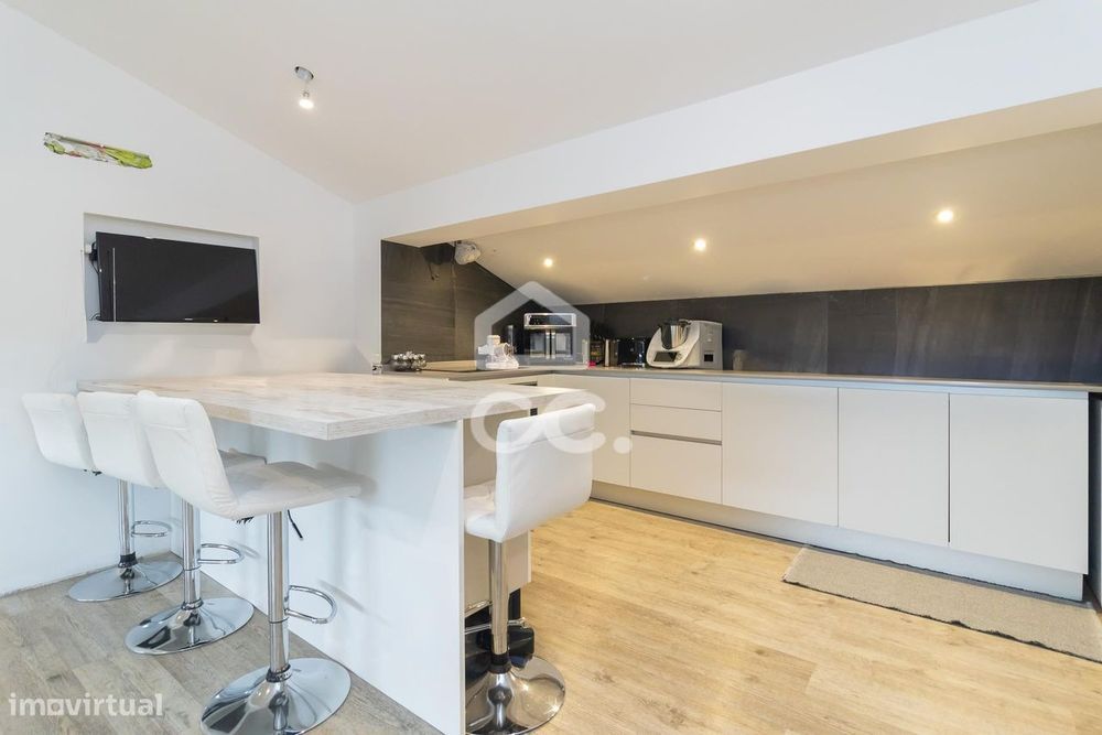 Moradia T5 de luxo com sotão transformado em T2, Miraventos, Palmela