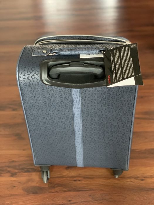 Walizka podróżna Guess