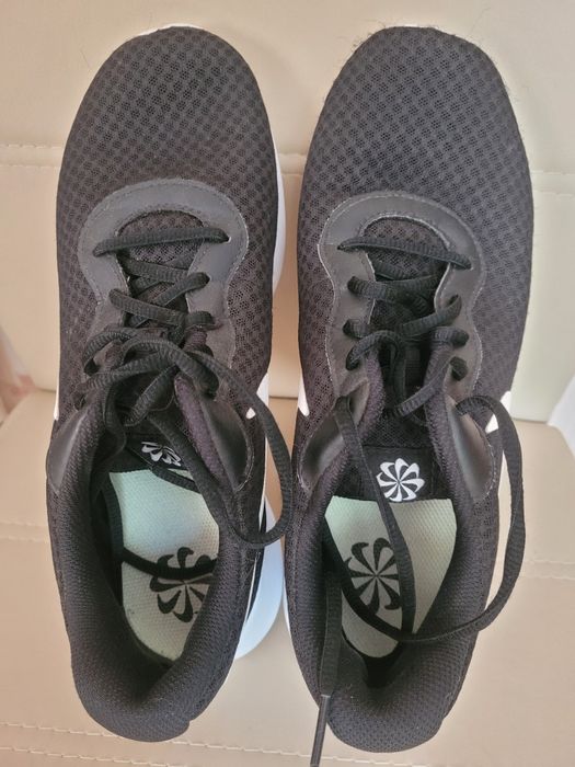 Кросівки універсальні чорні.