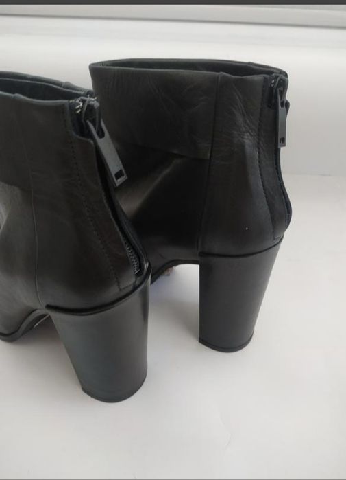 Кожаные ботинки фирмы Cos