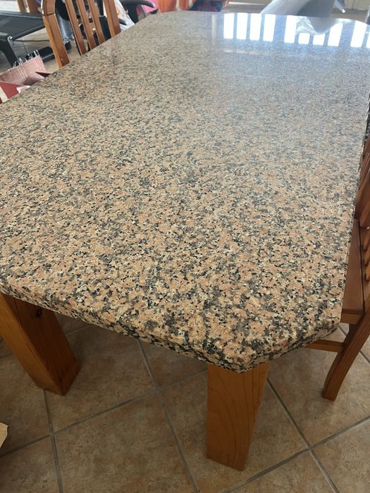Mesa de jantar em madeira com tampo em granito OFERTA 4 cadeiras