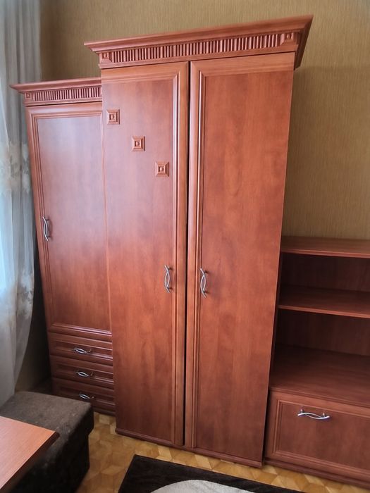 Meblościsnka, regał brązowy