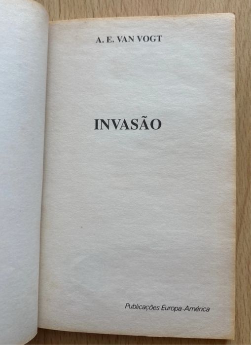 Livro “Invasão” de A.E. Van Vogt
