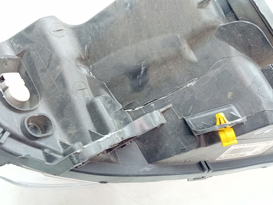 Ótica / farol esquerda PEUGEOT 208